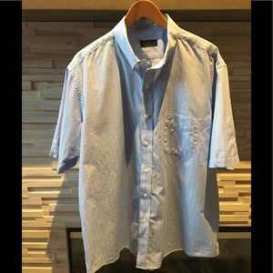 Men’s shirt sleeve button up shirt